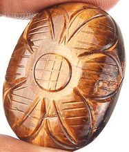 Oeil de tigre ovale sculpté 32.3x24.3x8.7 mm 59.25 carats