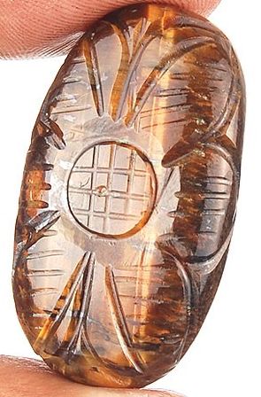 Oeil de tigre ovale sculpté 35.2x21.6x8.2 mm 55.35 carats