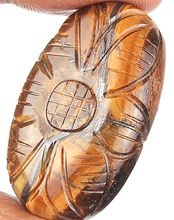 Oeil de tigre ovale sculpté 35.5x21.15x9 mm 63.30 carats