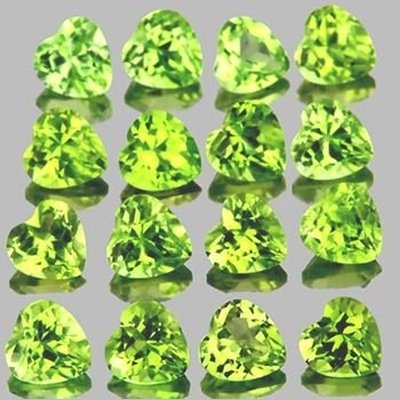 Peridot naturel coeur a facettes 5x5 mm 0.52 carat