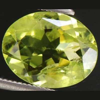 Peridot naturel ovale a facettes 10x8x5 mm 2.40 carats