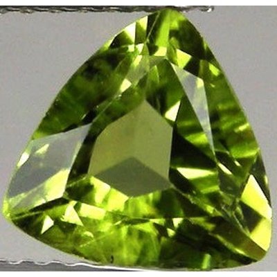 Peridot naturel trilliant a facettes 10x10 mm 3.60 carats
