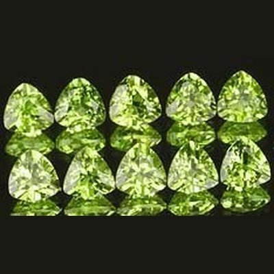Peridot naturel trilliant a facettes 4x4 mm 0.30 carat