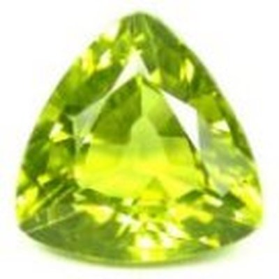 Peridot naturel trilliant a facettes 6x6 mm 0.75 carat