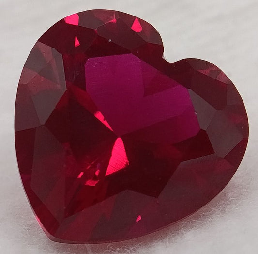 Rubis  verneuil coeur a facettes 10x10 mm 4.60 carats sur fond blanc