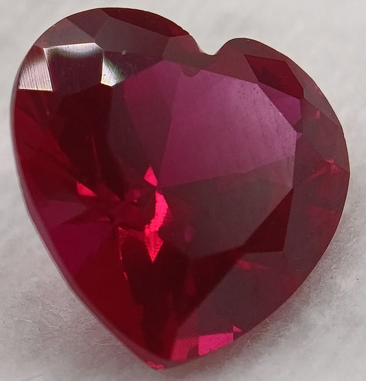 Rubis  verneuil coeur a facettes 10x10 mm 4.60 carats sur fond blanc 1