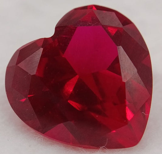 Rubis verneuil coeur a facettes 12x12 mm 8 carats sur fond blanc
