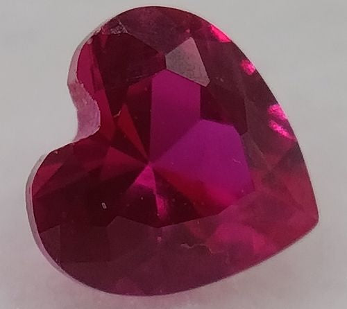 Rubis verneuil coeur a facettes 4x4 mm 0.27 carat sur fond blanc