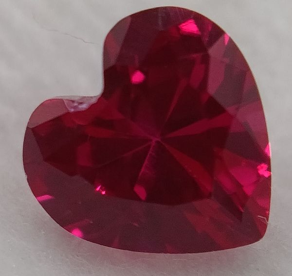 Rubis verneuil coeur a facettes 5x5 mm 0.50 carat sur fond blanc 8