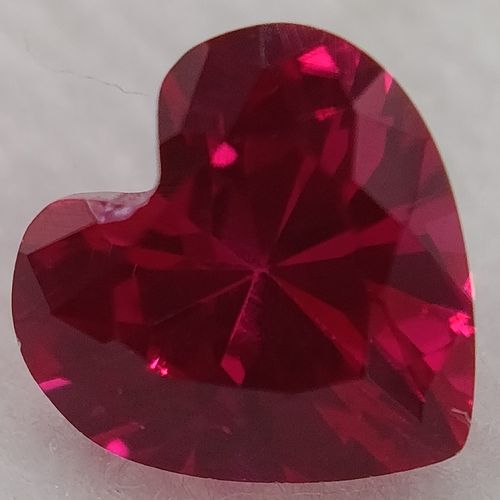 Rubis verneuil coeur a facettes 5x5 mm 0.50 carat sur fond blanc