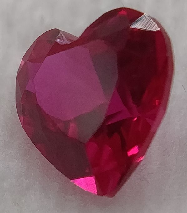 Rubis verneuil coeur a facettes 5x5 mm 0.50 carat sur fond blanc 7