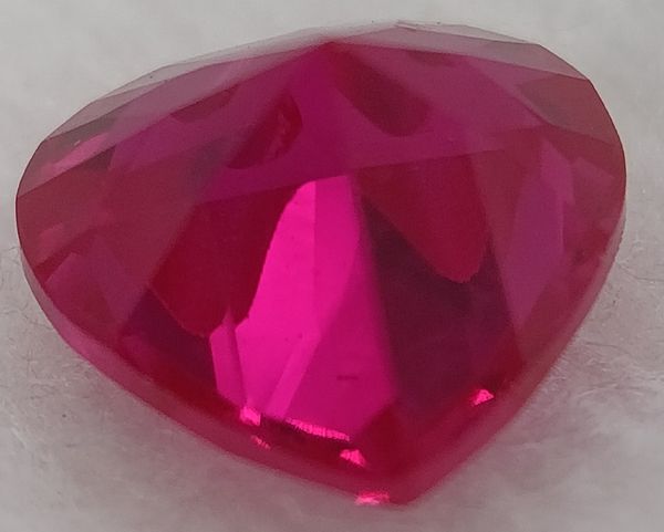 Rubis verneuil coeur a facettes 5x5 mm 0.50 carat sur fond blanc 3