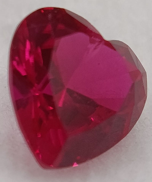 Rubis verneuil coeur a facettes 6x6 mm 0.95 carat sur fond blanc