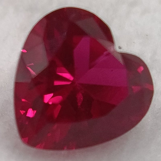 Rubis verneuil coeur a facettes 6x6 mm 0.95 carat sur fond blanc 1
