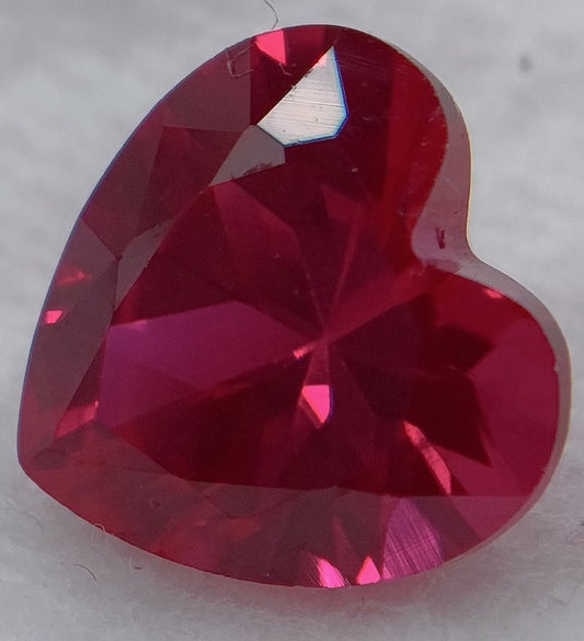 Rubis  verneuil coeur a facettes 8x8 mm 2.10 ct sur fond blanc