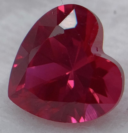 Rubis  verneuil coeur a facettes 8x8 mm 2.10 ct sur fond blanc 1