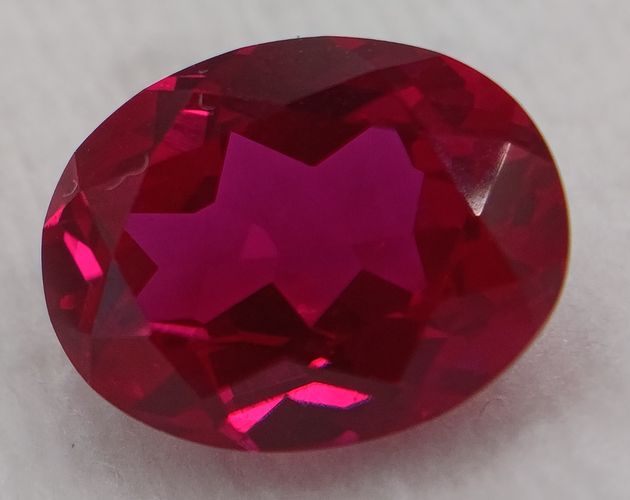 Rubis verneuil ovale a facettes 10x8 mm 3.15 carat