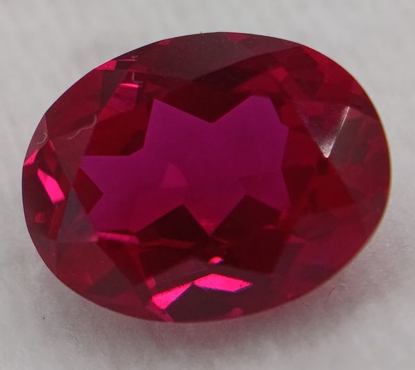 Rubis  verneuil ovale a facettes 10x8 mm 3.15 carat sur fond blanc