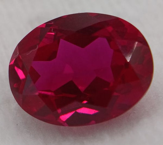 Rubis  verneuil ovale a facettes 10x8 mm 3.15 carat sur fond blanc