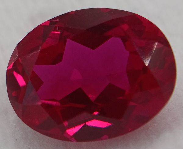 Rubis  verneuil ovale a facettes 10x8 mm 3.15 carat sur fond blanc 1