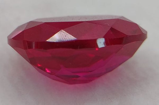 Rubis  verneuil ovale a facettes 10x8 mm 3.15 carat sur fond blanc 5