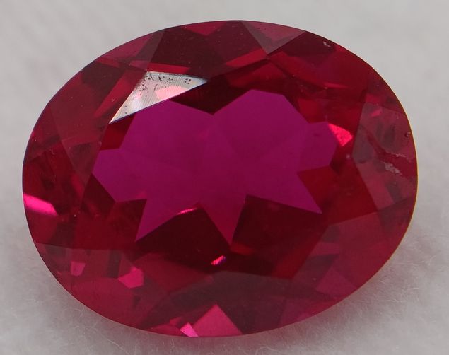 Rubis synthétique rouge ovale 11x9 mm – 4.80 ct (Verneuil) sur fond blanc 5