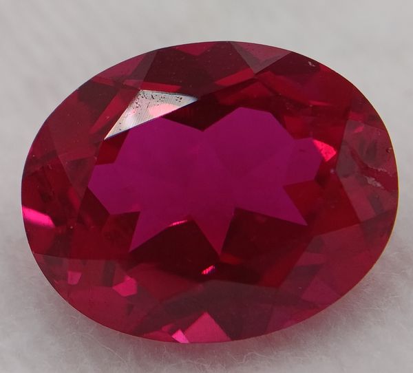 Rubis synthétique rouge ovale 11x9 mm – 4.80 ct (Verneuil) sur fond blanc