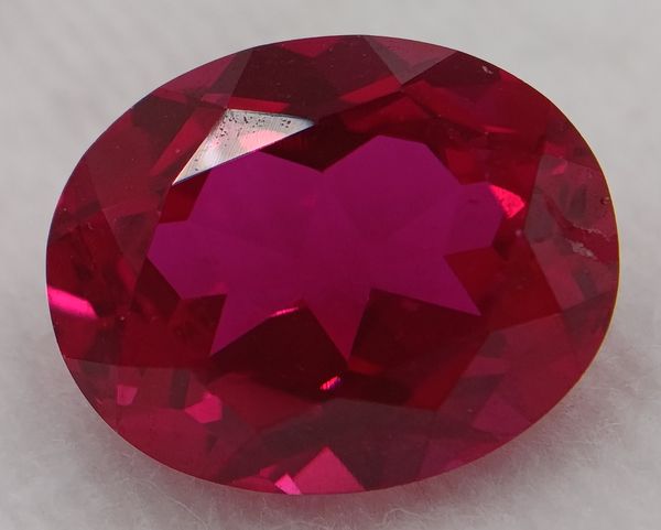Rubis synthétique rouge ovale 11x9 mm – 4.80 ct (Verneuil) sur fond blanc 2
