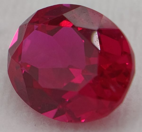 Rubis synthétique rouge ovale 11x9 mm – 4.80 ct (Verneuil) sur fond blanc 3