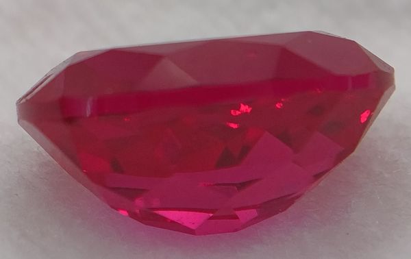 Rubis synthétique rouge ovale 11x9 mm – 4.80 ct (Verneuil) sur fond blanc 4