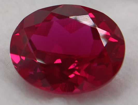 Rubis verneuil ovale a facettes 14x10 mm 5.80 carats sur fond blanc 3