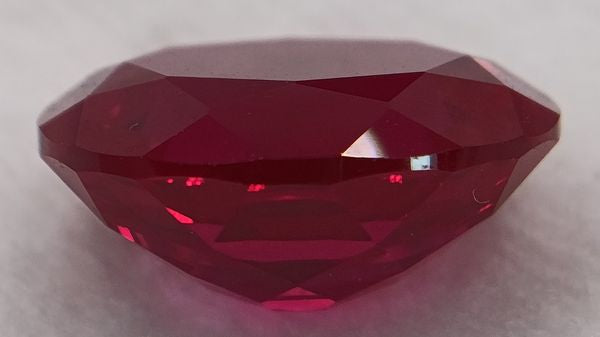 Rubis verneuil ovale a facettes 14x10 mm 5.80 carats sur fond blanc 2