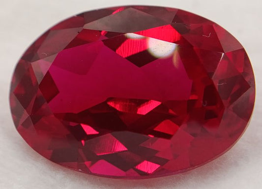 Rubis  verneuil ovale a facettes 18x13 mm 13.50 carats sur fond blanc 2