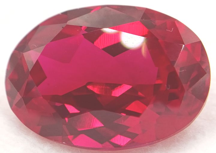 Rubis verneuil ovale a facettes 18x13 mm 13.50 carats