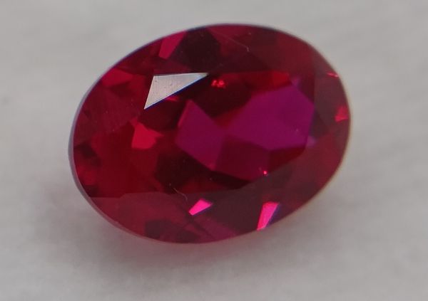Rubis synthétique rouge ovale 7x5 mm – 0.90 ct (Verneuil) sur fond blanc 2