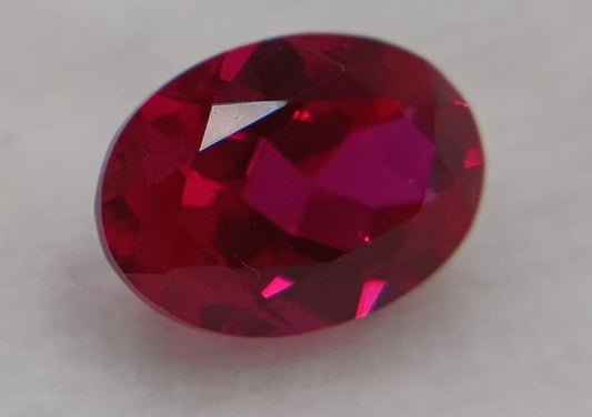 Rubis synthétique rouge ovale 7x5 mm – 0.90 ct (Verneuil) sur fond blanc 2