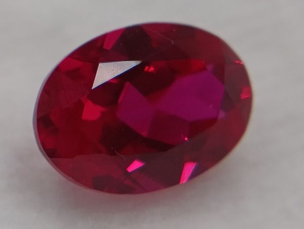 Rubis synthétique rouge ovale 7x5 mm – 0.90 ct (Verneuil) sur fond blanc 3