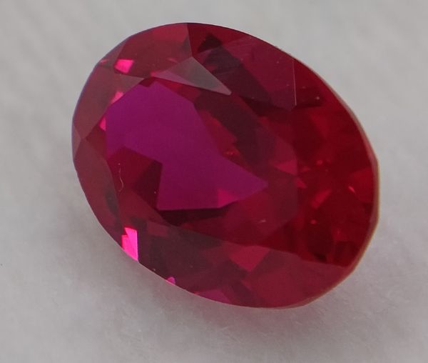 Rubis synthétique rouge ovale 7x5 mm – 0.90 ct (Verneuil) sur fond blanc 4