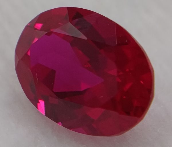 Rubis synthétique rouge ovale 7x5 mm – 0.90 ct (Verneuil) sur fond blanc 5