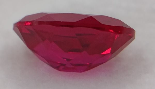Rubis synthétique rouge ovale 7x5 mm – 0.90 ct (Verneuil) sur fond blanc 6