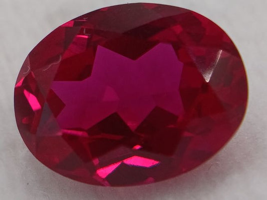 Rubis verneuil ovale a facettes 9x7 mm 2.40 carat sur fond blanc