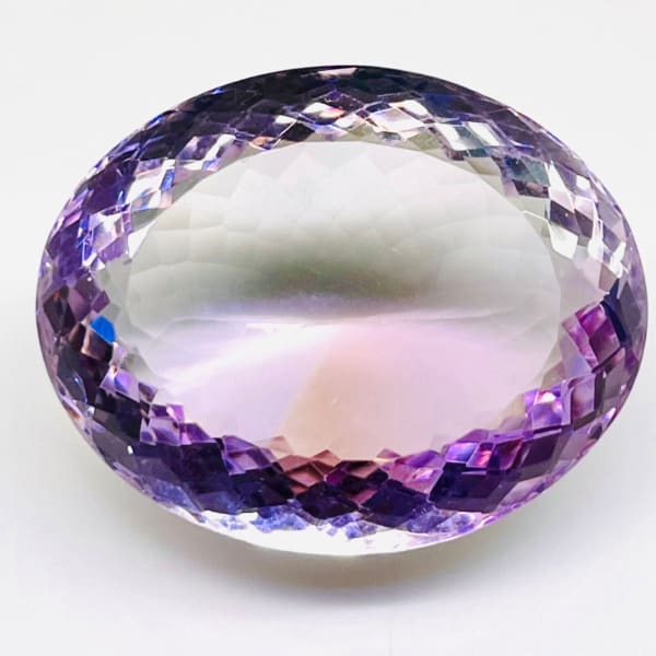 Améthyste du Bresil ovale a facettes 29x23x13 mm 54.35 carats