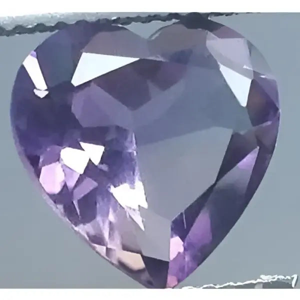 Améthyste taille coeur a facettes 9 mm 2.50 carats