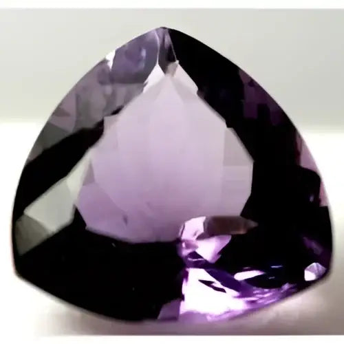 Améthyste taille trilliant a facettes13x13 mm 6.20 carats