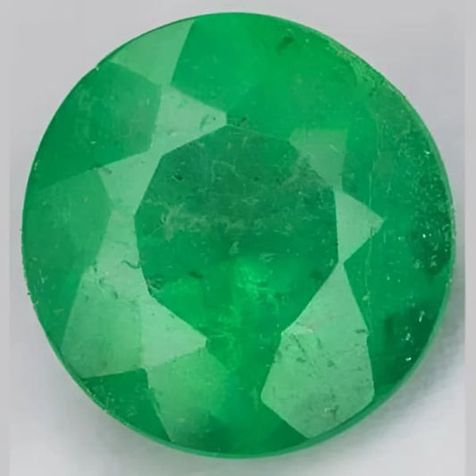 Émeraude naturelle du Brésil ronde a facettes 7 mm 1.50 carat