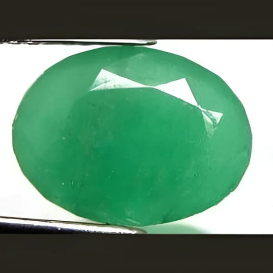 Émeraude naturelle ovale a facettes 6x4 mm 0.43 carat