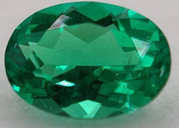 Emeraude hydrothermale ovale a facettes 7x5 mm 0.75 carat