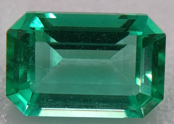 Emeraude hydrothermale octogonale  6x4 mm 0.45 carat 1
