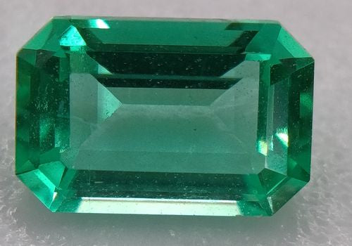 Emeraude hydrothermale octogonale  6x4 mm 0.45 carat