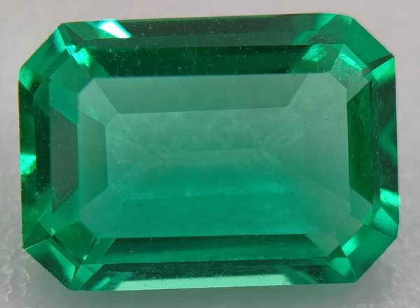 Emeraude hydrothermale octogonale  7x5 mm 0.92 carat 1